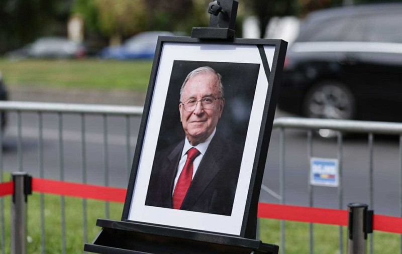 Cu cât se vinde o carte cu autograful lui Ion Iliescu. Prețul e destul de ridicat