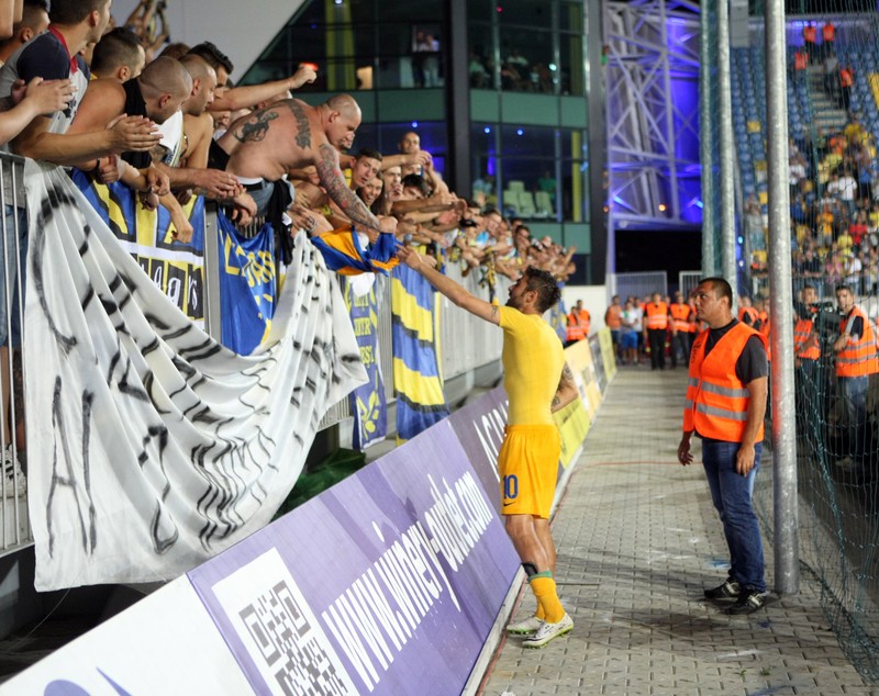 Fotbaliştii de la Nurnberg, pedepsiţi de suporteri: ”DEZBRĂCAŢI-VĂ!”