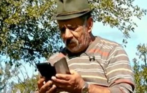 Povestea lui nea Ion, ultimul suflet dintr-un sat din Prahova. Trăieşte singur cu 500 de lei pe lună, în munţi