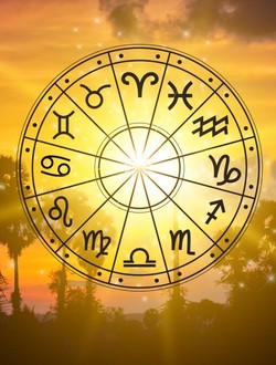 Imagine creativă cu horoscop, cele 12 zodii într-un cerc pe un cer la înserat, cu soarele puternic care bate în centrul cercului cu zodii, iar pe fundal se văd câțiva copaci înalți