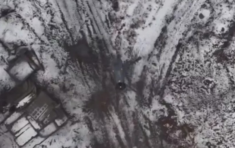 Rușii susțin că un parașutist a distrus o dronă ucraineană aruncând în ea cu o conservă de tocană: „1-0 în meciul cu borcanul lor de murături”