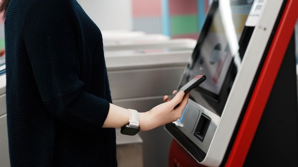 Angajaţi ai unor magazine din mai multe judeţe, care utilizează staţii de plată self-pay pentru plăţi de facturi, taxe sau rate, au fost ţinta unei escrocherii ingenioase.  Sursă foto Shutterstock