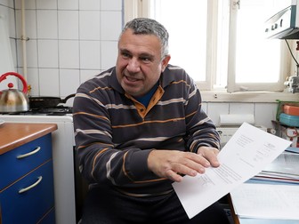 Sorin Anton ne prezintă teancul de reclamații și de răspunsuri de la autorități pe care l-a strâns în cei 5 ani de când se luptă cu asociația
