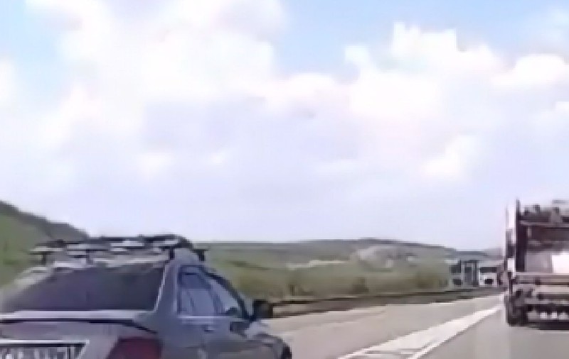 Tupeul unui șofer pe centura Clujului: depășește pe linia continuă, chiar în fața mașinii de Poliție | VIDEO
