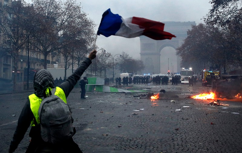 GALERIE FOTO/ Franța ar putea institui stare de urgență după violențele de sâmbătă din Paris. Mașini și clădiri au fost incendiate, iar sute de persoane au fost rănite