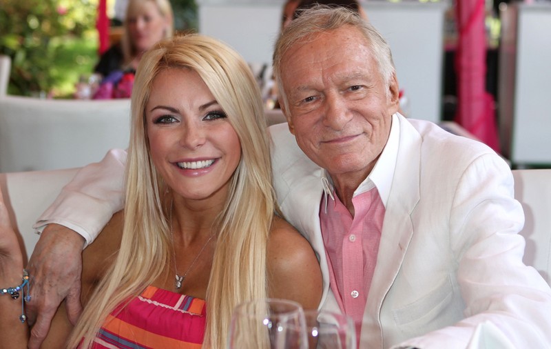 Văduva fondatorului Playboy a fost cerută în căsătorie la 8 ani de la decesul lui. Cine e viitorul soț al lui Crystal Hefner