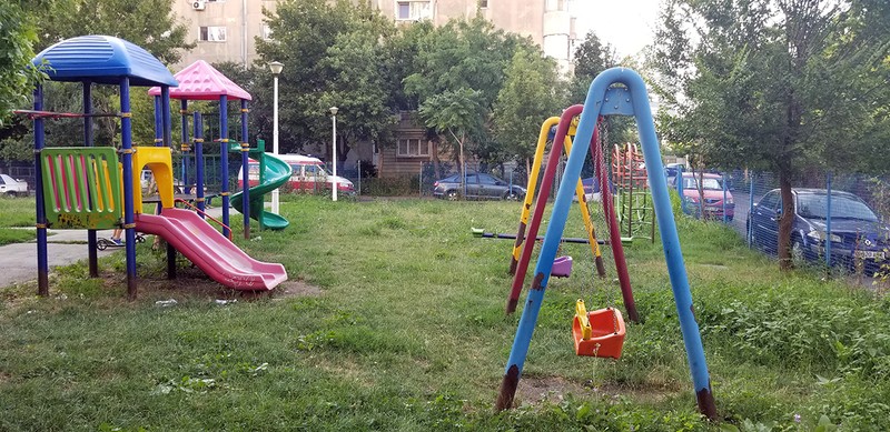 NĂSĂUD - părculeț aflat în spatele blocurilor din apropierea Pieței Chirigiu