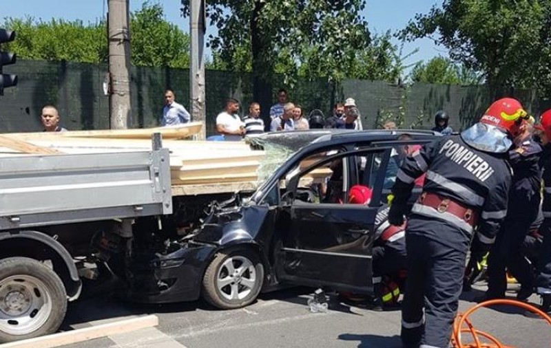 Accident violent în Capitală. Un bărbat e în comă, trei mașini au fost avariate