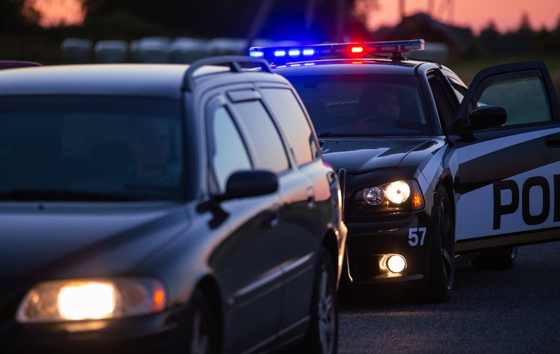 O mașină cu 10 români, oprită fiindcă mergea prea încet pe străzile din SUA: polițiștii i-au convins să le spună unde se aflau alți români, pentru a-i deporta