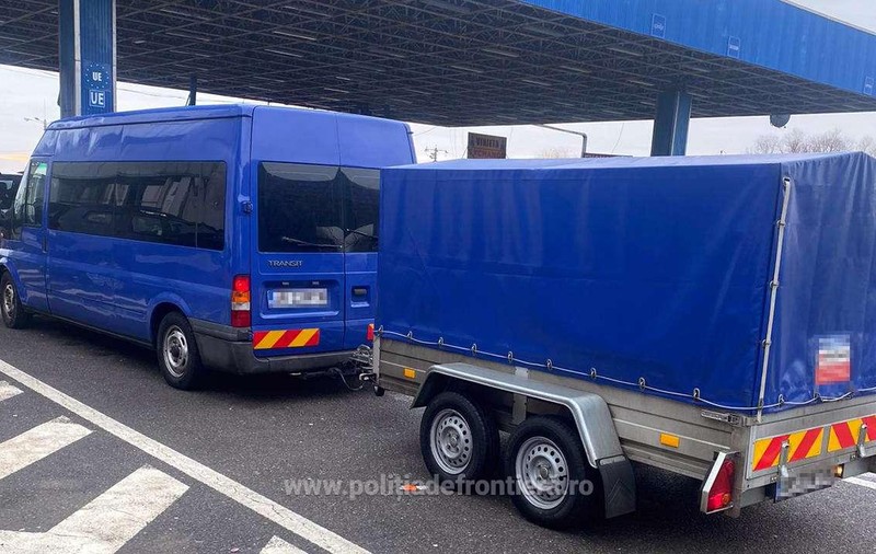 Un șofer cu microbuzul plin de oameni a intrat în țară pe contrasens, vrând să scape de carantină