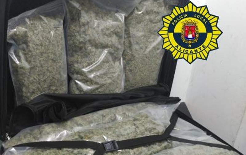 Un român a fost prins cu o geantă cu 7,7 kilograme de marijuana. Se plimba cu autobuzul când a fost găsit de polițiști!