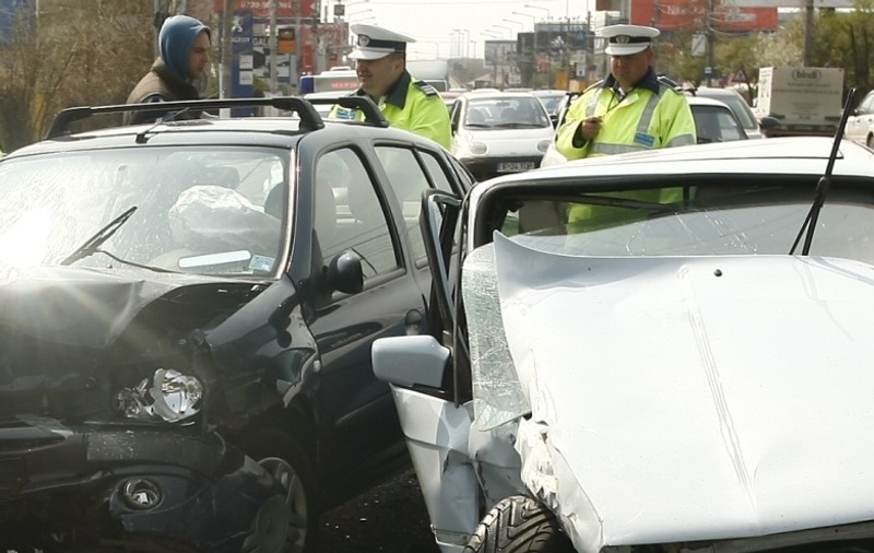 Trei persoane au ajuns la spital în urma unui grav accident în Capitală 