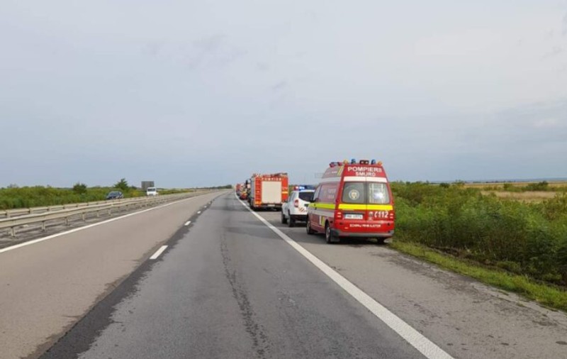 Autocar cu pasageri răsturnat pe autostrada București-Pitești. Două persoane au fost rănite