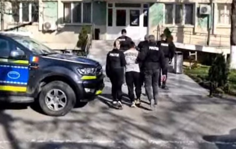 Doi bărbați din Caracal au legat un câine de un copac și l-au lăsat să moară. Ambii au fost reținuți pentru 24 de ore de Poliția Animalelor