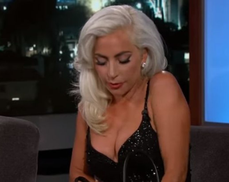 Nu și-a putut lua ochii de la posteriorul lui Lady Gaga! Prezentator TV, fermecat de "dotările" artistei | FOTO