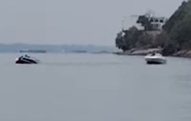O mașină a fost înghițită de Dunăre, la Zimnicea, din cauza neatenției | VIDEO