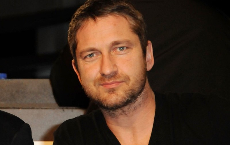 Gerard Butler se sărută pasional pe stradă
