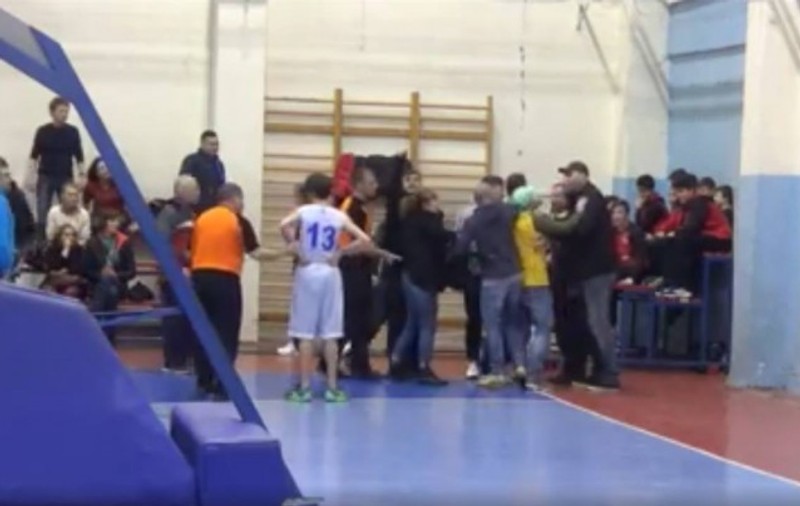 ”Copiii fost intimidați!”. CSU Sibiu a trimis un memoriu la FRB, contestând arbitrajul de la meciul de la Târgoviște, din turneul semifinal U14. Antrenorul Ioan Valerian a avut un conflict cu spectatorii/ VIDEO