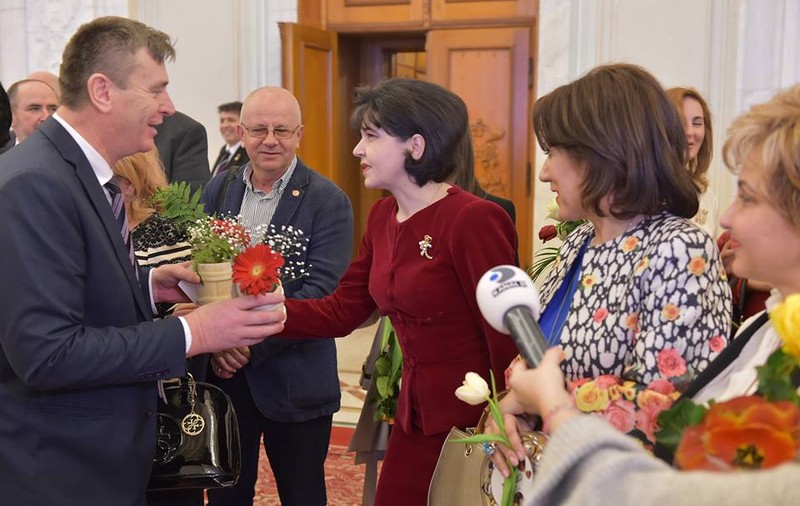 Cum au sărbătorit doamnele din Parlament ziua de 8 Martie: Concert de muzică populară, dedicație de la un coleg deputat