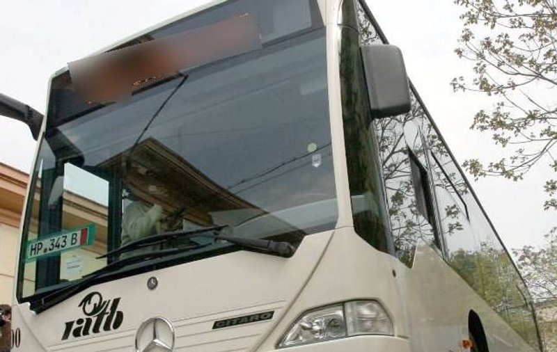 A îmbătat-o în autobuz și a violat-o într-o curte părăsită