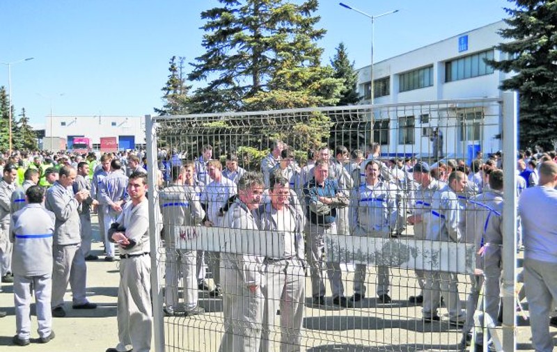 Greva «a tocat» 1.400 de Dacii 