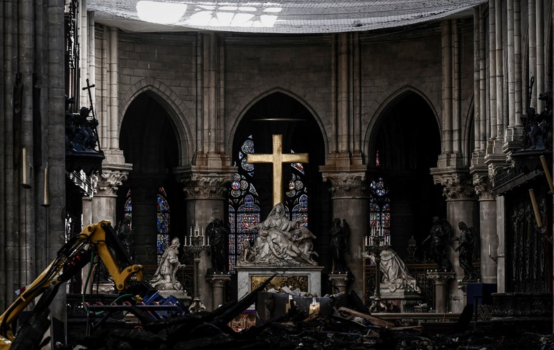 Prima slujbă în Catedrala Notre-Dame după incendiul devastator din aprilie