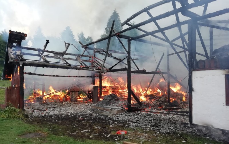 Două femei au fost găsite moarte într-o casă care a luat foc, în județul Suceava