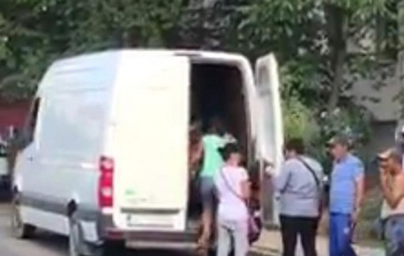 VIDEO | Zeci de muncitori din Galați, înghesuiți într-o dubă de marfă. Ce amendă a primit șoferul