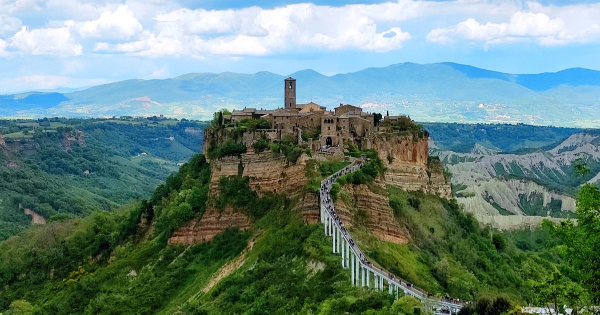 Sătucul Civita di Bagnoregio înconjurat de peisaje verzi