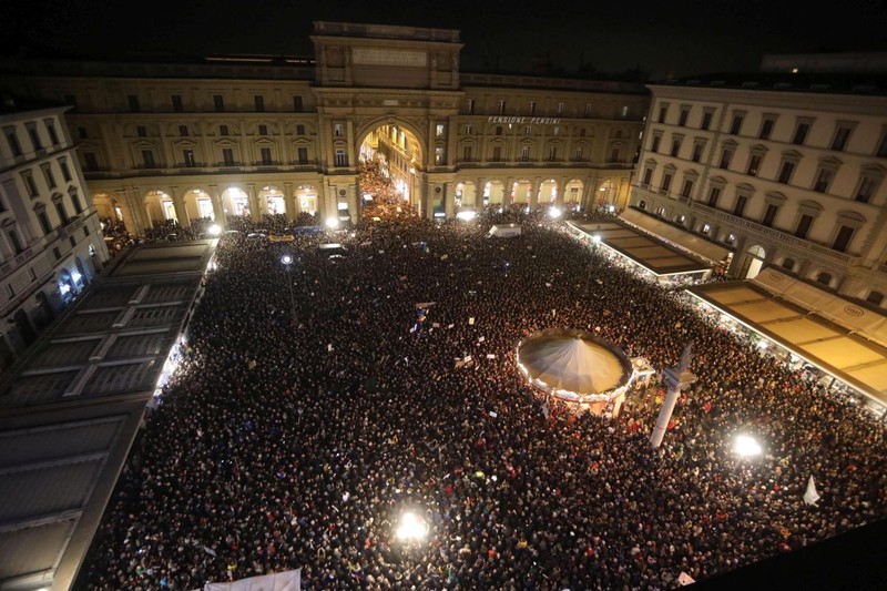 Mișcarea Sardinelor strânge cetățenii împotriva extremismului, adică a lui Salvini FOTO: EPA
