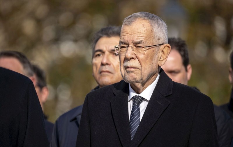 Președintele Austriei, aflat în vizită la Chișinău, a fost mușcat de mână de câinele Maiei Sandu
