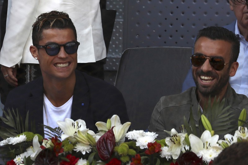 epa05961557 Real Madrid's forward Cristiano Ronaldo (L) watches the semi final match beetwen Spain's Rafael Nadal and Serbia's Novak Djokovic at the Mutua Madrid Open tennis tournament in Madrid, Spain, 13 May 2017. EPA/SERGIO BARRENECHEA