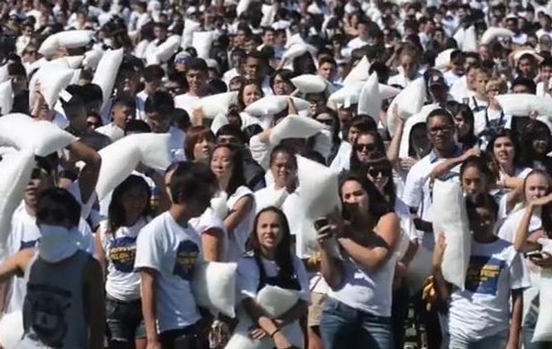 Au intrat în Cartea Recordurilor după ce s-au bătut cu PERNE | VIDEO