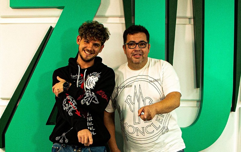 Cuza de la „Asia Express” i-a luat locul lui Flick la Radio Zu. Cântărețul prezintă alături de Răzvan Popescu