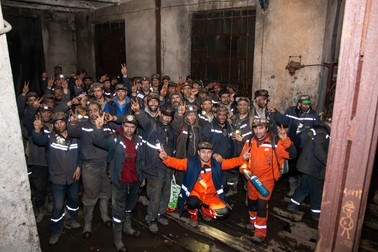 „I-am grupat pe toți și m-am urcat pe un transformator electric, pentru că nu era spațiu mare și nu puteam să îi cuprind pe toți”, a explicat Dan Verescu imaginea cu minerii grupați după ieșirea din mină