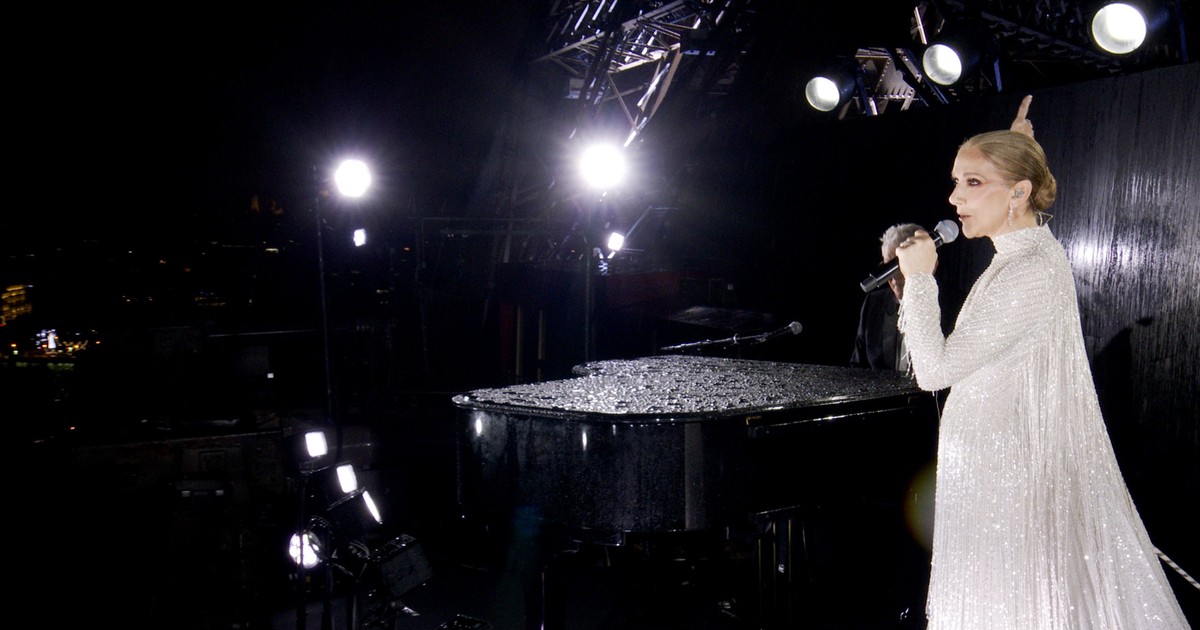 Celine Dion, văzută din profil în timpul concertului de deschidere a Jocurilor Olimpice de la Paris, 2024