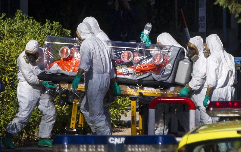 Preotul spaniol INFECTAT cu EBOLA a MURIT într-un spital din Madrid