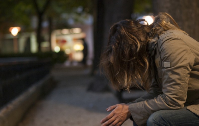 Adolescentă de 16 ani, drogată și violată în timpul unui ritual satanic. Scenele șocante, filmate și postate pe internet