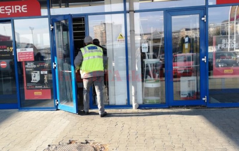 Focuri de armă într-un magazin de electrocasnice din Craiova. Trei hoți au încercat să fure mai multe produse