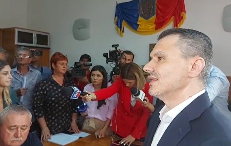 Scandal la Primăria Crevedia. Senatoarea Șoșoacă a venit la întâlnirea localnicilor afectați de explozii cu avocatul firmei care deține stația GPL. „Nu semnați niciun act cu ei”