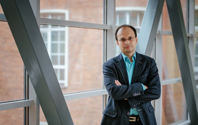 Interviu cu un jurnalist rus în exil: „Am plecat pentru că nu mai știu cum să trăiesc în țară. Sunt două părţi rivale, care vor să se ucidă”