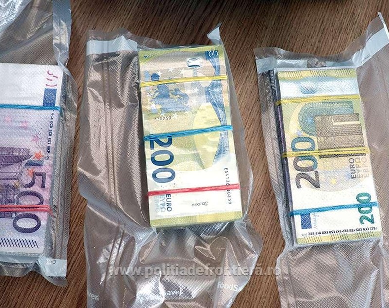 Un român a venit din Spania cu 205.000 euro cash în bagajul de cală, dar a rămas fără bani după ce a aterizat pe Aeroportul Henri Coandă