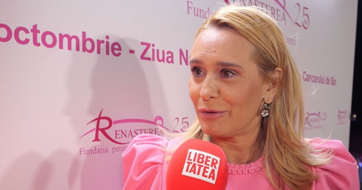 Andreea Esca, într-o rochie roz, pe 1 octombrie 2025, la Palatul Cotroceni, iar pe fundal un panou cu logo-ul Fundația Renașterea la împlinirea a 25 de ani de activitate