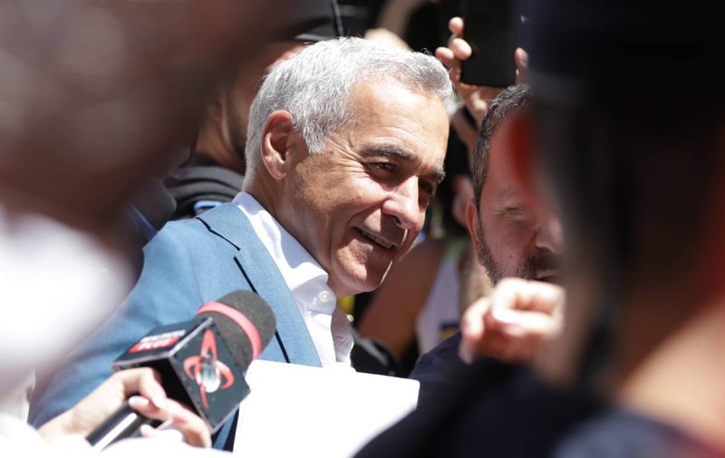 Călin Georgescu a făcut o baie de mulțime în fața Judecătoriei Sectorului 1 din București. Magistrații au amânat decizia privind anularea controlului judiciar