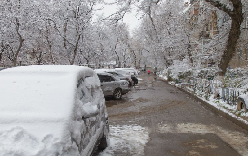 Ninsori, viscol și ploi torențiale în mai multe județe. Harta zonelor vizate de codurile galbene emise de ANM