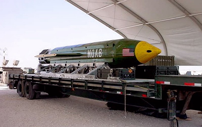  GBU-43/B, cunoscută sub numele de „mama tuturor bombelor” (MOAB)