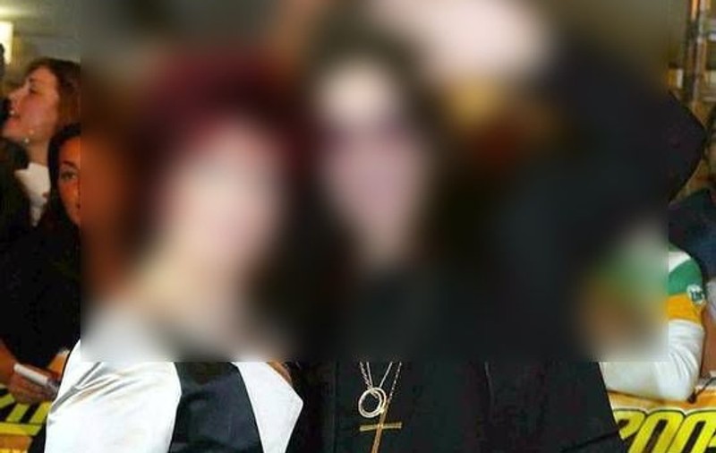 Rocker celebru, LA UN PAS de MOARTE din cauza lumânărilor uitate aprinse. Și-a ars părul în incendiu