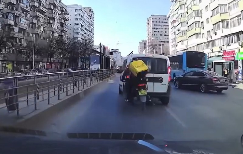 Livrator Glovo din București rămas lat sub motoretă, după ce a uitat să pună frână și a lovit o dubă. A primit 810 lei amendă când s-a ridicat