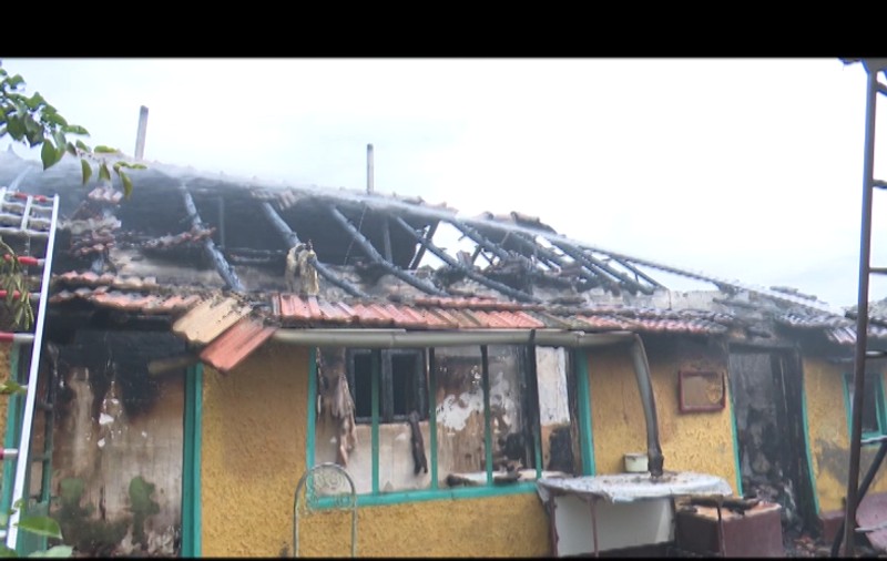 Și-a dat foc la casă, supărată fiind pe cei care o îngrijeau FOTO&VIDEO