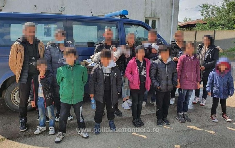 16 migranți au încercat să între ilegal în România, pe furtună. Printre ei, un bebeluș de 6 luni